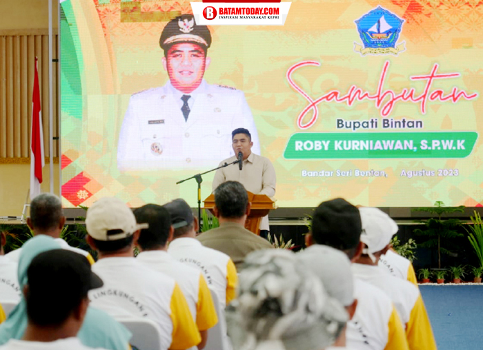 Bupati Bintan, Roby Kurniawan saat menyampaikan kata sambutan pada acara pengukuhan Satgas Kebersihan